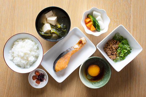 The Japanese eats cooked rice, with no baked salmon, miso soup, natto, pickles, eggs, and Umeboshi.\nI mainly eat it in the morning and lunch.