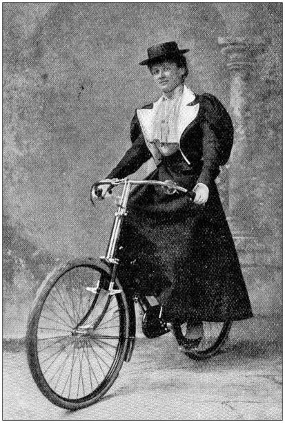 ilustraciones, imágenes clip art, dibujos animados e iconos de stock de fotografía antigua: mujer en moto - bicicleta fotos