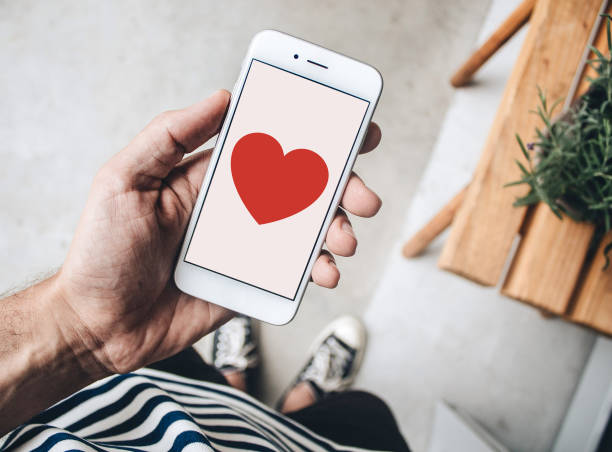 человек, держащий смартфон - internet dating dating togetherness internet стоковые фото и изображения