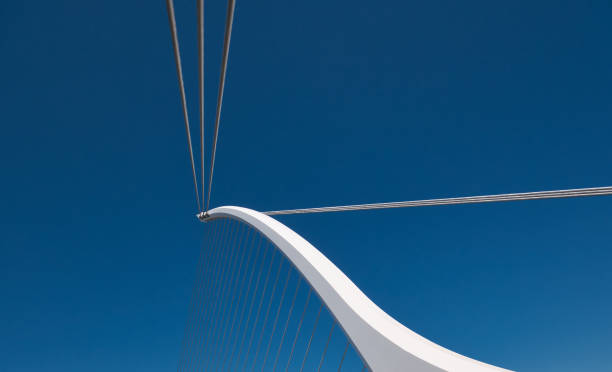 ponti allungati con corde contro un cielo blu - ponte di strumento musicale foto e immagini stock