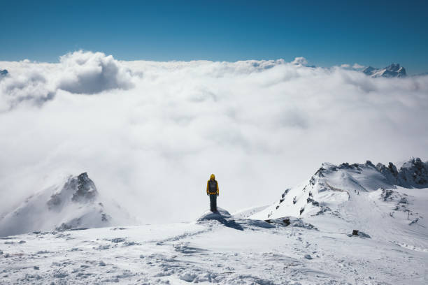 point de vue au-dessus du brouillard - val thorens white snow winter photos et images de collection