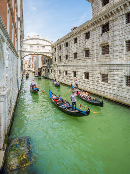 지나다니는 관광객 한숨의 다리 아래를 리드합니다 - gondola venice italy canal sailor 뉴스 사진 이미지