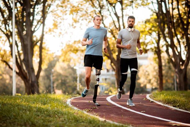 amigos de jogging al aire libre - pista de atletismo de tartán fotografías e imágenes de stock