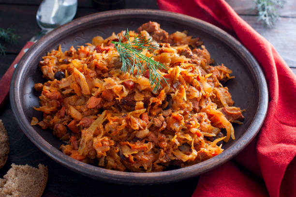 biogás polaco tradicional hecho de repollo fresco y amargo, enfoque selectivo - bigos fotografías e imágenes de stock