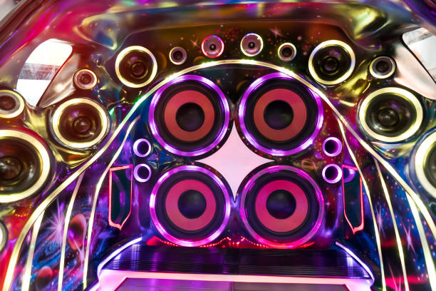 bunte lichter von stereo und lautsprecher im auto in der nacht - domestic car audio stock-fotos und bilder