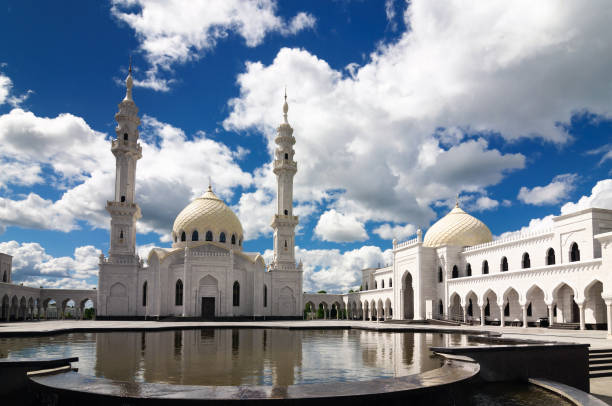weiße moschee in bolgar stadt mit spiegelbild im wasser und schönen himmel - tatarstan stock-fotos und bilder