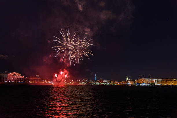 夜にネヴァ川に花火。サンクトペテルブルク、ロシア - wintry landscape flash ストックフォトと画像