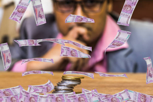 image d’un jeune homme pensant argent et investissement - currency indian currency new finance photos et images de collection