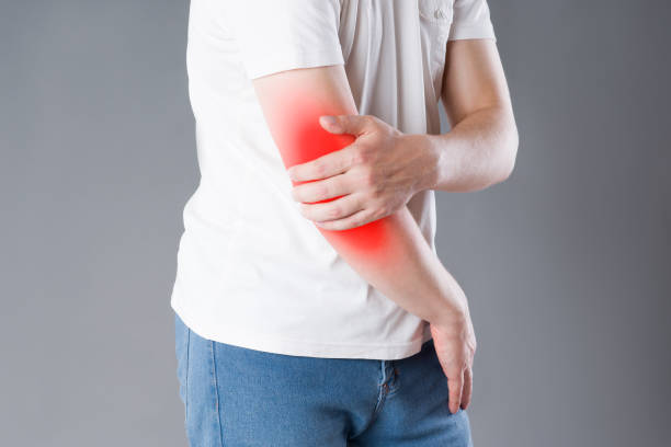 肘関節の炎症の痛みから苦しんでいる人 - sprain human joint palm human arm ストックフォトと画像