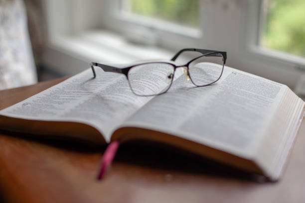 gafas sobre una biblia - bible study university old fashioned fotografías e imágenes de stock