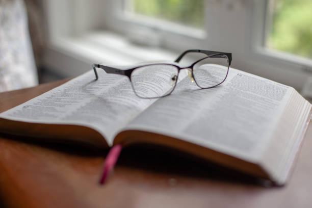 óculos sobre a bíblia - bible study university old fashioned - fotografias e filmes do acervo