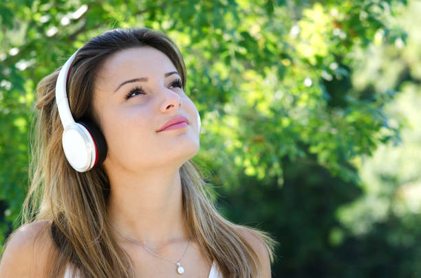 소녀 음악 듣기 스톡 사진