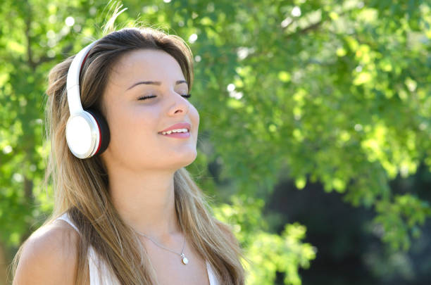 sonriente joven escuchando música - foto de stock