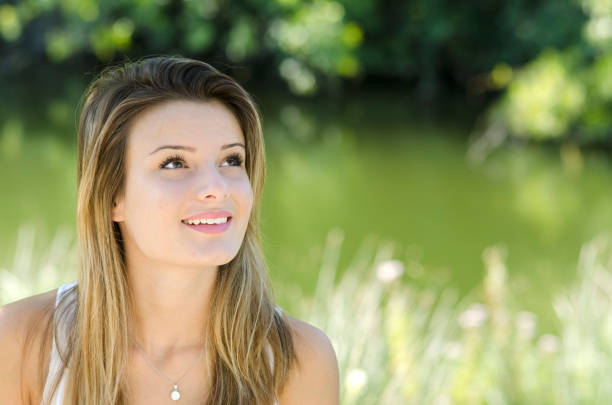 Belle jeune fille souriante - Photo