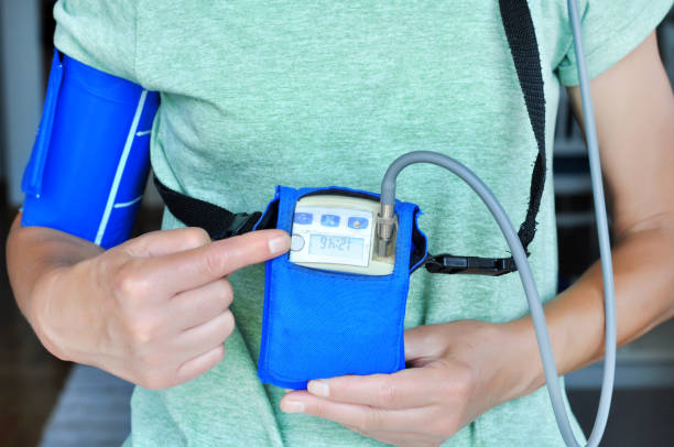 donna che indossa un dispositivo di monitoraggio holter per il monitoraggio quotidiano di un elettrocardiogramma. assistenza sanitaria e prevenzione delle malattie. - electrode healthcare and medicine medicine health care foto e immagini stock