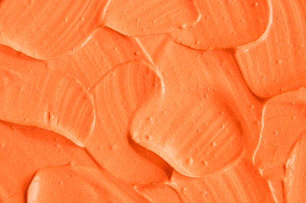 textura de la máscara facial naranja (calabaza, crema exfoliante para el cuerpo) de cerca. fondo abstracto con trazos de pincel. - mud spa treatment health spa massaging fotografías e imágenes de stock