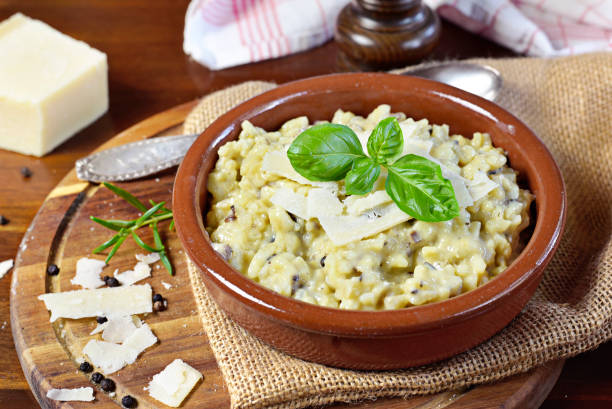 갈색 그릇에 맛 있는 리조또 접시 - basil bowl cooked cheese 뉴스 사진 이미지