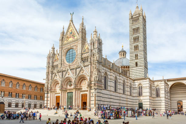 duomo di siena duomo con turisti in piazza - provincia di siena foto e immagini stock