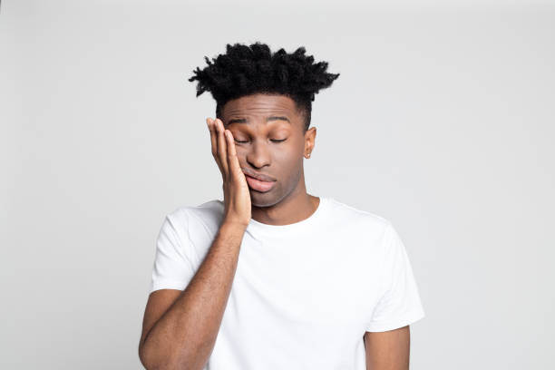 afro-amerikaner mit schmerzen im zahnfleisch - hands in head stock-fotos und bilder