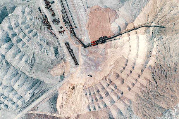 entrepôt de roche non utilisé. minerai est stocké dans d’énormes monticules. un système de convoyeurs à bande longue et épandeurs. - rock quarry photos et images de collection