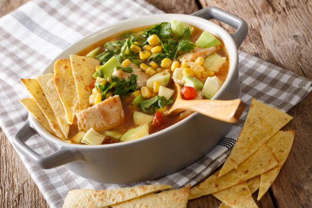 sopa de tortilla mexicana con primer plano del pollo y las verduras en una cacerola. horizontal - mexican pots fotografías e imágenes de stock