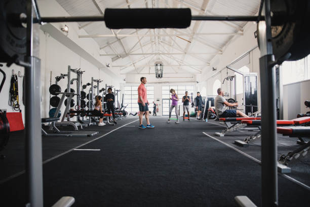 une journée bien remplie dans la salle de gym - club de remise en forme photos et images de collection