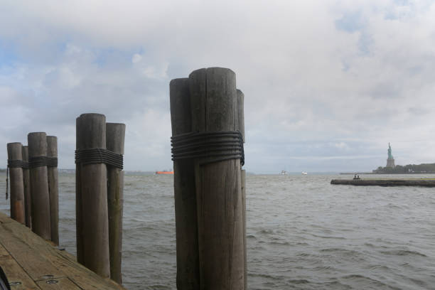 vista da estátua da liberdade da ilha ellis, nova york, eua - statue liberty statue of liberty ellis island - fotografias e filmes do acervo