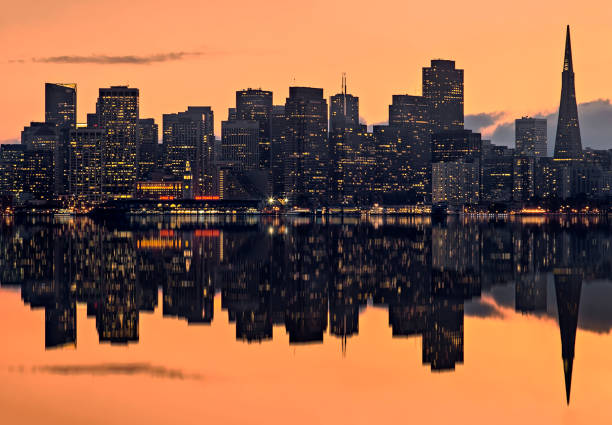 san francisco skyline au coucher du soleil - port of oakland photos et images de collection