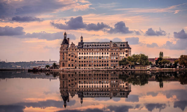 haydarpasa train station au coucher du soleil, istanbul, turquie. - kadikoy district photos et images de collection