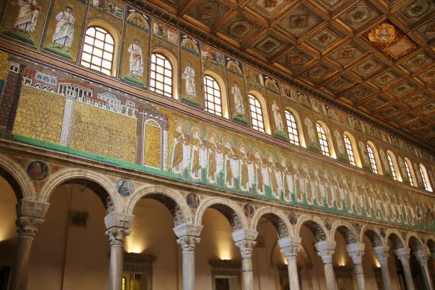 ein riesiges mosaik-fries in der mittelalterlichen basilika di sant'apollinare in ravenna, italien teil. - indoors church emilia romagna europe stock-fotos und bilder