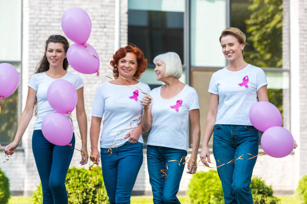 행복 들고 핑크 풍선 성과 함께 걷는 유 암 인식 개념 - breast cancer walk 뉴스 사진 이미지