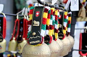 souvenir-kuhglocken-in-interlaken-schweiz.jpg?b=1&s=170x170&k=20&c=3n_fWOlgzym4KHT2AubuztP4X-DYoQCm9ByjCKypMfQ=