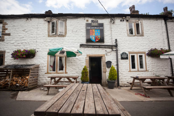 the george inn in hubberholme - yorkshire gate yorkshire dales village imagens e fotografias de stock