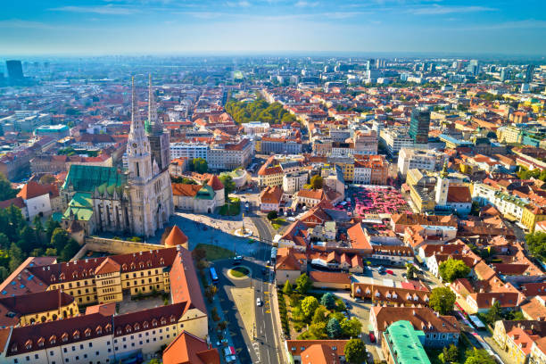 catedral de zagreb e histórico de la ciudad centro de vista aérea, emblemáticos de la capital de croacia - architectural feature architecture cathedral catholicism fotografías e imágenes de stock