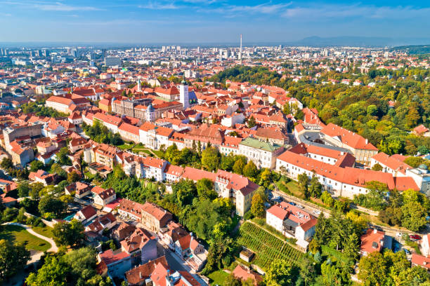 vue aérienne du haut historique de la ville de zagreb, capitale de la croatie - 5576 photos et images de collection