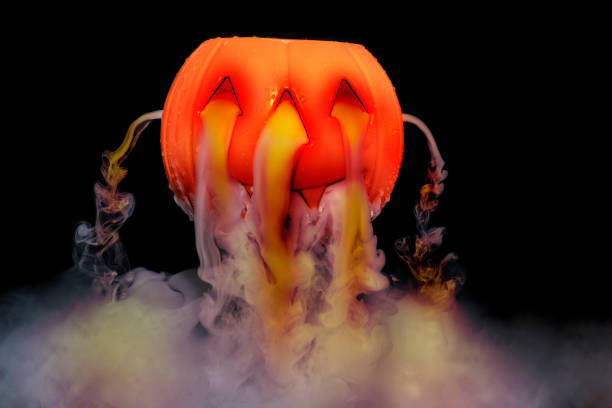 concepto de halloween con calabaza linterna y ahumado el efecto de hielo seco en el fondo de la oscuridad - halloween pumpkin jack olantern industry fotografías e imágenes de stock