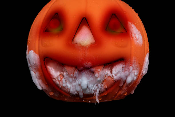 concept d’halloween avec lanterne citrouille & fumé l’effet de la glace sèche sur fond de ténèbres - halloween pumpkin jack olantern industry photos et images de collection