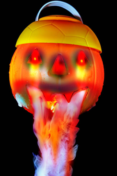 concept d’halloween avec lanterne citrouille & fumé l’effet de la glace sèche sur fond de ténèbres - halloween pumpkin jack olantern industry photos et images de collection