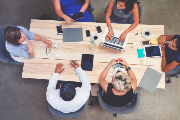 spotkanie biznesowe strzał z góry. - coffee board room office meeting zdjęcia i obrazy z banku zdjęć