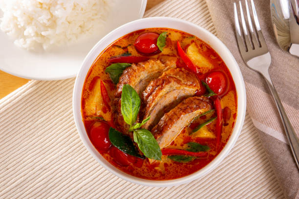 kaeng pled ped yang (roasted duck in red curry) - ped imagens e fotografias de stock
