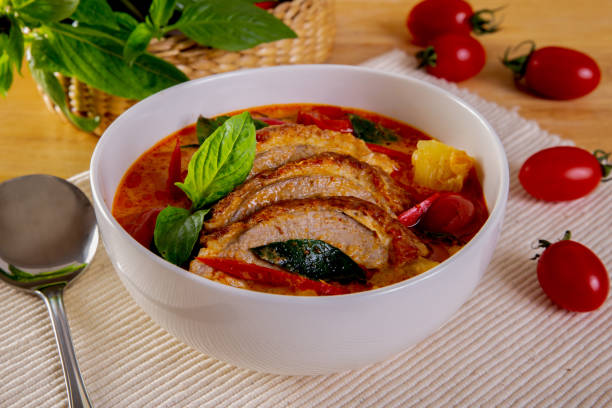 kaeng pled ped yang (roasted duck in red curry) - ped imagens e fotografias de stock