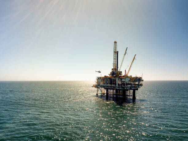 alambiques de perforación offshore fracking - oil rig sea drilling rig sunset fotografías e imágenes de stock