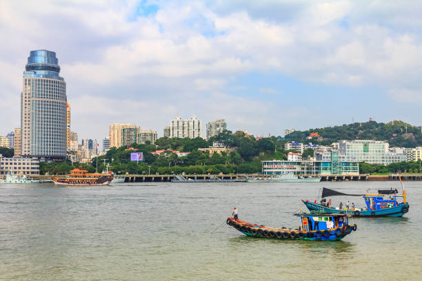 horizonte de xiamen y barcos de pesca chinos cerca de la isla de gulangyu en china - fujian province fotografías e imágenes de stock