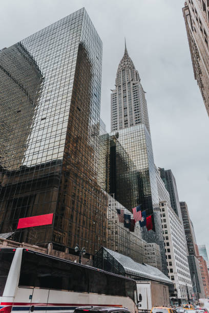 chrysler building cloud day - chrysler building grand central station built structure midtown manhattan foto e immagini stock