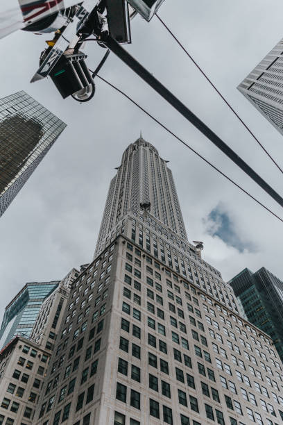 dia de nuvem do edifício chrysler - chrysler building grand central station built structure midtown manhattan - fotografias e filmes do acervo