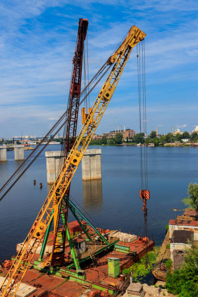 port de fret fluvial à kiev, ukraine - construction built structure building activity shipyard photos et images de collection