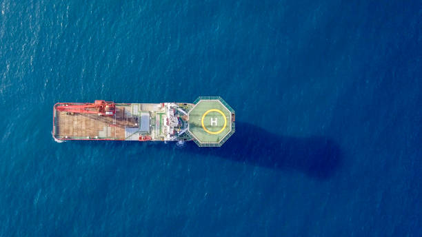imagem aérea de um navio de suprimento offshore vermelho de tamanho médio - drone subindo - fotografias e filmes do acervo