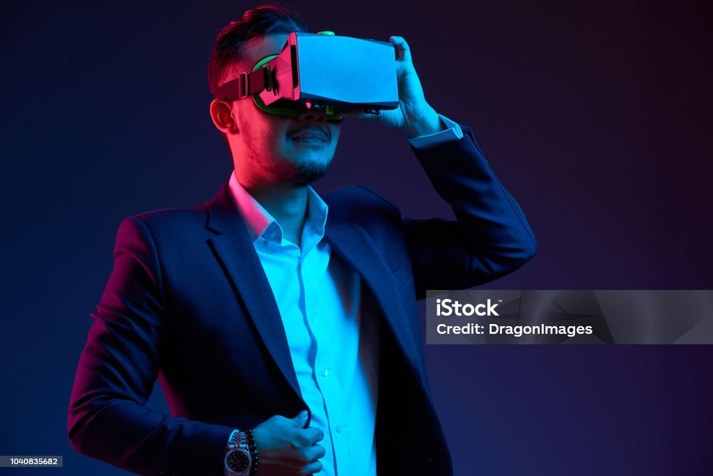 Explorer la réalité virtuelle - Photo de Simulateur de réalité virtuelle libre de droits