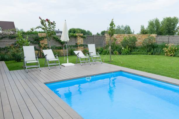 piscine extérieure sur la résidence privée, pelouse, jardin. - house australia residential structure contemporary photos et images de collection