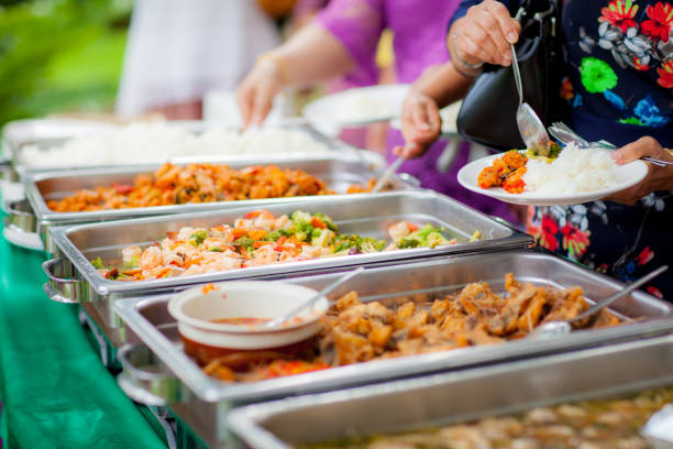 comida buffet catering comedor comer partido compartir concept.people grupo catering comida buffet interior en restaurante de lujo con carne coloridas frutas y verduras - meeting business breakfast seminar fotografías e imágenes de stock